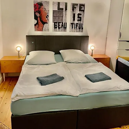 Nana-Eg-80M2 Sanierter Altbau-Parkplatz-Kleiner Garten-Wlan-Netflix-2Zimmer-Kueche-Dusche-Wanne-Waschmaschine Oberhausen  Extérieur photo