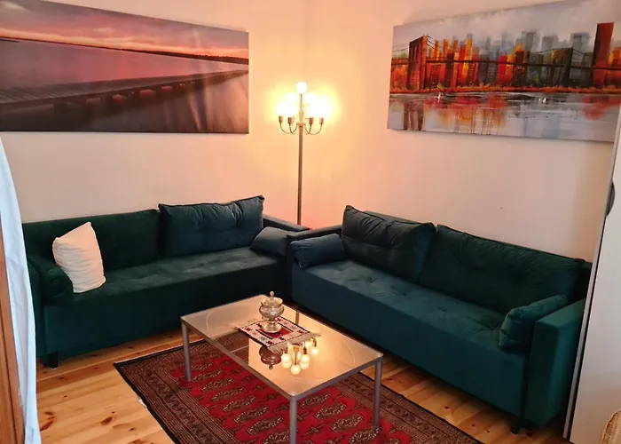 Nana-Eg-80M2 Sanierter Altbau-Parkplatz-Kleiner Garten-Wlan-Netflix-2Zimmer-Kueche-Dusche-Wanne-Waschmaschine