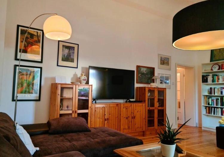 Nana-eg-80m2 Sanierter Altbau-parkplatz-kleiner Garten-wlan-netflix-2zimmer-kueche-dusche-wanne-waschmaschine