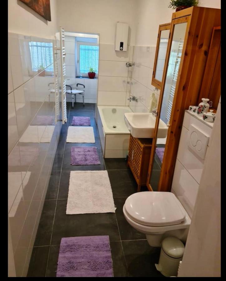 Nana-eg-80m2 Sanierter Altbau-parkplatz-kleiner Garten-wlan-netflix-2zimmer-kueche-dusche-wanne-waschmaschine *
