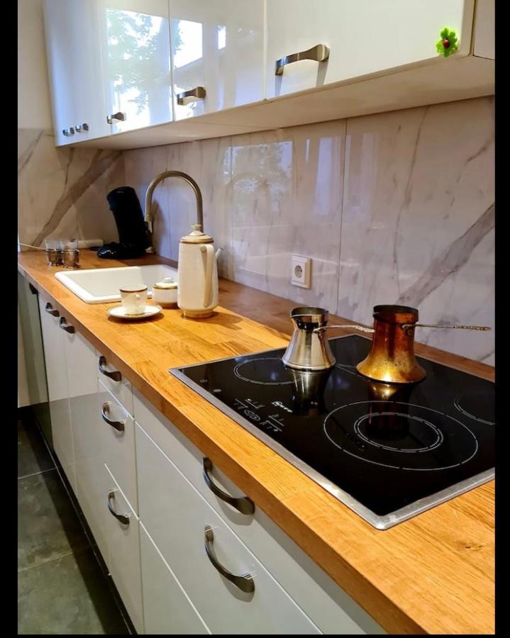 Nana-eg-80m2 Sanierter Altbau-parkplatz-kleiner Garten-wlan-netflix-2zimmer-kueche-dusche-wanne-waschmaschine Apartment Oberhausen (North Rhine-Westphalia)