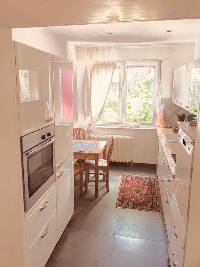 Nana-eg-80m2 Sanierter Altbau-parkplatz-kleiner Garten-wlan-netflix-2zimmer-kueche-dusche-wanne-waschmaschine *