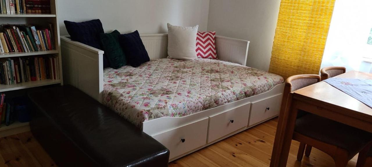 Nana-eg-80m2 Sanierter Altbau-parkplatz-kleiner Garten-wlan-netflix-2zimmer-kueche-dusche-wanne-waschmaschine Apartment *
